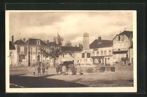 AK Villeneuve-L'Archeveque, Place de la Liberté et monument aux Morts