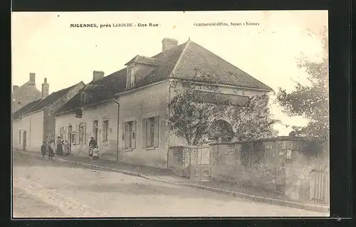 AK Migennes, Vue en une Rue, Personnes avant une Maison