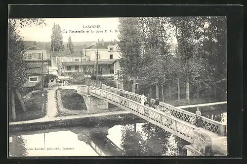 AK Laroche, La Passerelle et la Gare