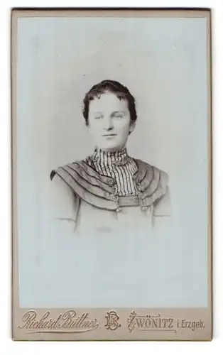 Fotografie Richard Büttner, Zwönitz i. Erzgeb., Portrait junge Dame im modischen Kleid