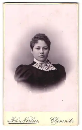 Fotografie Joh. Niclou, Chemnitz, König-Strasse 5, Portrait junge Dame im modischen Kleid