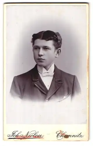 Fotografie Joh. Niclou, Chemnitz, König-Strasse 5, Portrait junger Herr im Anzug mit Fliege