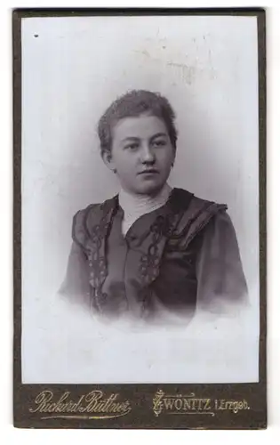 Fotografie Richard Büttner, Zwönitz i. Erzgeb., Portrait junge Dame mit zurückgebundenem Haar