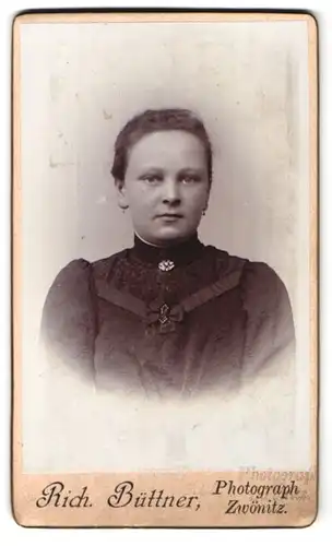 Fotografie Rich. Büttner, Zwönitz, Portrait junge Dame mit zurückgebundenem Haar