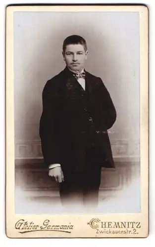 Fotografie Atelier Germania, Chemnitz, Zwickauerstrasse 2, Portrait junger Mann in modischer Kleidung