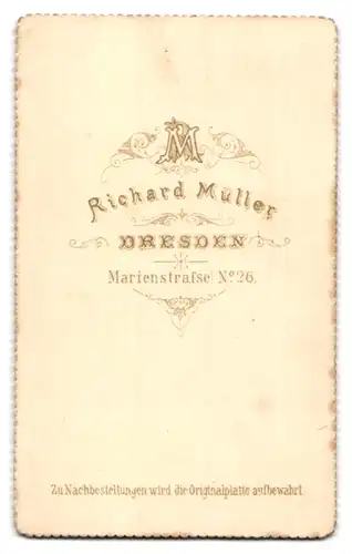 Fotografie Richard Müller, Dresden, Marienstrasse 26, Portrait junge Dame im hübschen Kleid mit Buch