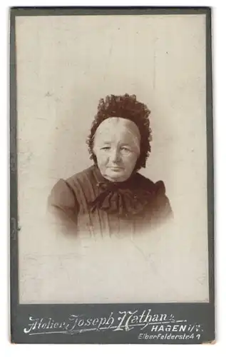 Fotografie Joseph Nathan, Hagen i /W., Elberfelderstrasse, Portrait ältere Dame in hübscher Kleidung mit Haube