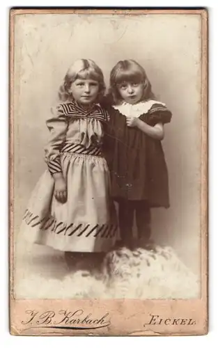 Fotografie J. B. Karbach, Eickel, Kaiserstrasse, Portrait zwei kleine Mädchen in hübschen Kleidern