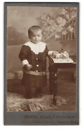 Fotografie Bernh. Martin, Elberfeld, Karl- und Bachstr.-Ecke, Portrait niedliches Kleinkind in hübscher Kleidung