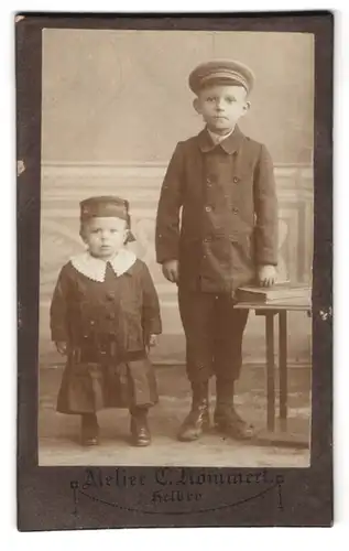 Fotografie C. Römmert, Helbra, Portrait kleiner Junge und Kleinkind in hübscher Kleidung