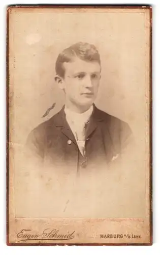 Fotografie Eugen Schmid, Marburg a. d. Lahn, Portrait junger Mann im Anzug mit Krawatte