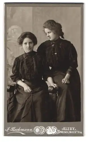 Fotografie J. Beckmann, Alzey, Weinrufstrasse, Portrait zwei junge Damen in hübscher Kleidung