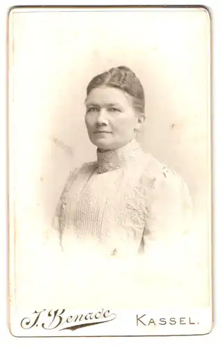 Fotografie J. Benade, Kassel, Königstrasse, Portrait bürgerliche Dame mit hochgestecktem Haar