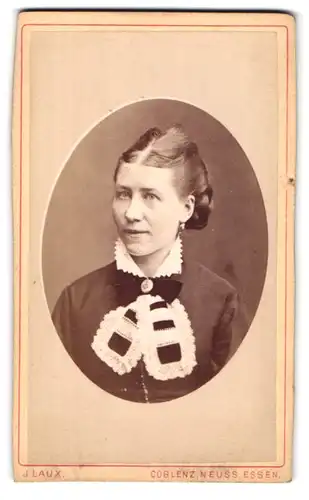 Fotografie J. Laux, Coblenz, Schlossstrasse, Brustportrait junge Dame in hübscher Kleidung