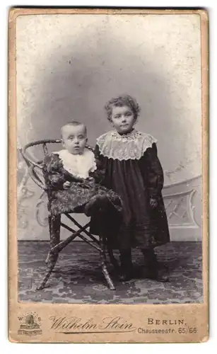 Fotografie Wilhelm Stein, Berlin, Chausseestrasse 65-66, Portrait kleines Mädchen und Kleinkind in hübschen Kleidern