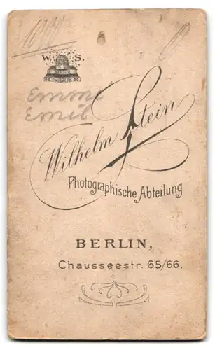Fotografie Wilhelm Stein, Berlin, Chausseestrasse 65-66, Portrait kleines Mädchen und Kleinkind in hübschen Kleidern