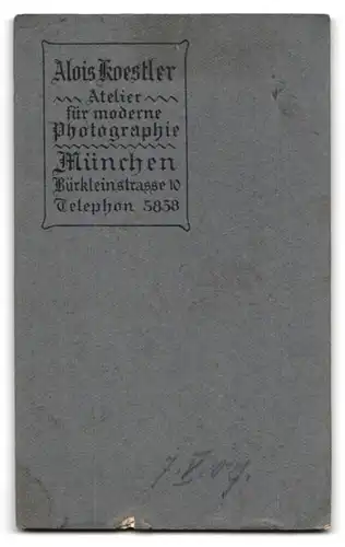 Fotografie Alois Koestler, München, Bürkleinstrasse 10, Portrait junge Dame in modischer Kleidung