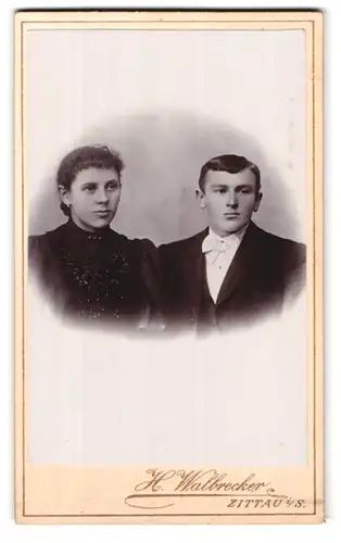 Fotografie H. Walbrecker, Zittau i /S., Breite-Strasse 9, Portrait junges Paar in eleganter Kleidung
