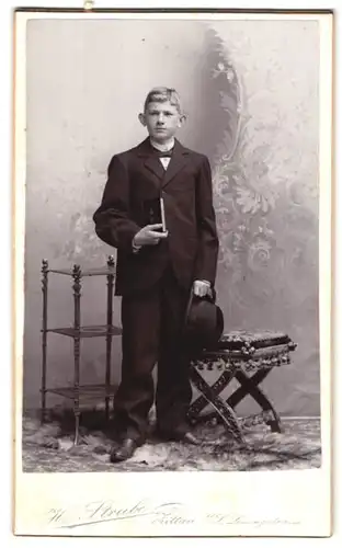 Fotografie H. Strube, Zittau i /S., Lessingstrasse 14, Portrait junger Mann im eleganten Anzug mit Buch