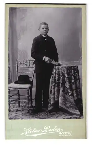 Fotografie B. Boden, Zittau, Juststrasse 2, Portrait junger Mann im eleganten Anzug mit Buch