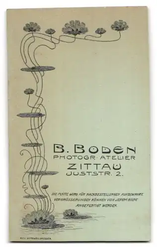 Fotografie B. Boden, Zittau, Juststrasse 2, Portrait junger Mann im eleganten Anzug mit Buch