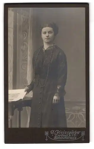 Fotografie D. Weissgärber, Zwönitz i /S., Bahnhofstrasse, Portrait junge Dame in modischer Kleidung