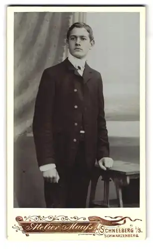 Fotografie Emil Maass, Schwarzenberg i /S., Bahnhofstrasse, Portrait junger Mann im eleganten Anzug