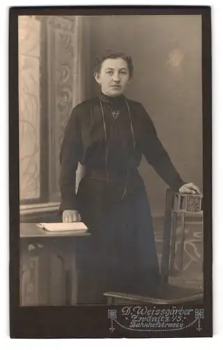 Fotografie D. Weissgärber, Zwönitz i /S., Bahnhofstrasse, Portrait junge Dame im schwarzen Kleid