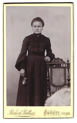 Fotografie Richard Büttner, Zwönitz i. Erzgeb., Portrait junge Dame im schwarzen Kleid