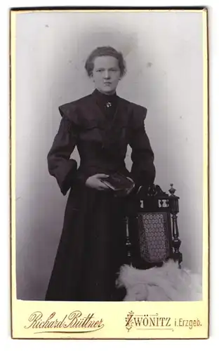Fotografie Richard Büttner, Zwönitz i. Erzgeb., Portrait junge Dame im schwarzen Kleid mit Buch