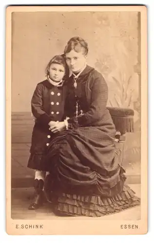 Fotografie E. Schink, Essen, Linden-Allée 25, Portrait bürgerliche Dame mit Mädchen an der Hand