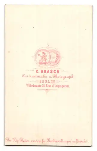 Fotografie C. Brasch, Berlin, Wilhelmsstrasse 58 Ecke d. Leipzigerstrasse, Portrait bürgerliche Dame mit Kleinkind