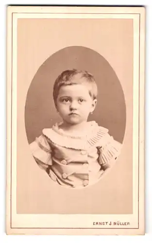 Fotografie Ernst J. Müller, Reichenberg, Neustädter Platz 261 1 /4, Portrait kleines Mädchen im hübschen Kleid