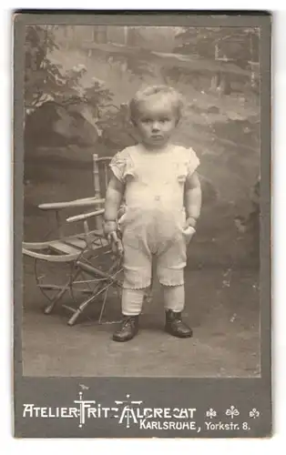 Fotografie Fritz Albrecht, Karlsruhe, Yorkstrasse 8, Portrait niedliches Kleinkind in hübscher Kleidung