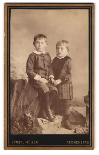 Fotografie Ernst J. Müller, Reichenberg, Neustädter Platz 17, Portrait Kinderpaar in modischer Kleidung
