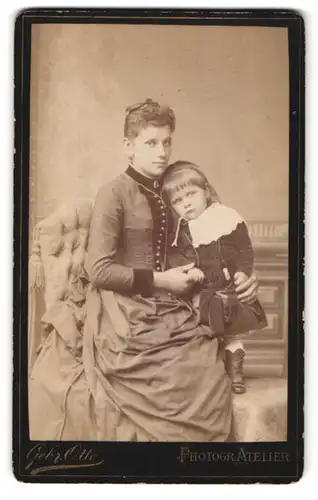 Fotografie Gebrüder Otto, Oranienburg, Portrait bürgerliche Dame mit kleinem Mädchen im Arm