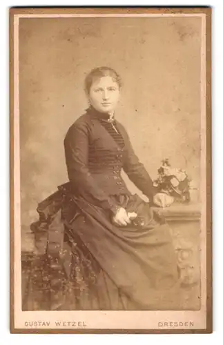 Fotografie Gustav Wetzel, Dresden, Prager-Strasse 6, Portrait junge Dame in hübscher Kleidung