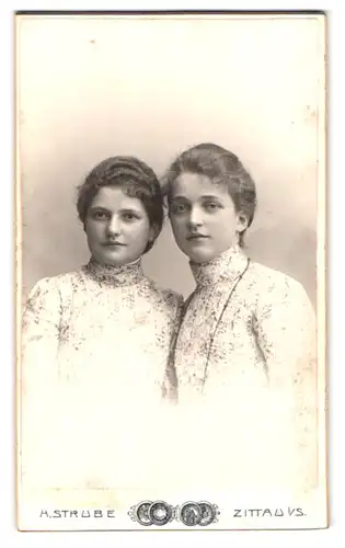 Fotografie H. Strube, Zittau i /S., Lessingstrasse 14, Portrait zwei junge Damen in hübscher Kleidung