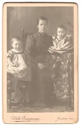 Fotografie Wilh. Bergmann, Moers a /Rh., Klosterstrasse 10, Portrait bürgerliche Dame mit Mädchen & Kleinkind
