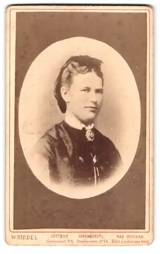 Fotografie W. Riedel, Cottbus, Gymnasialstrasse 6, Portrait junge Dame mit Kragenbrosche