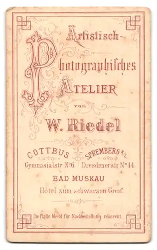 Fotografie W. Riedel, Cottbus, Gymnasialstrasse 6, Portrait junge Dame mit Kragenbrosche