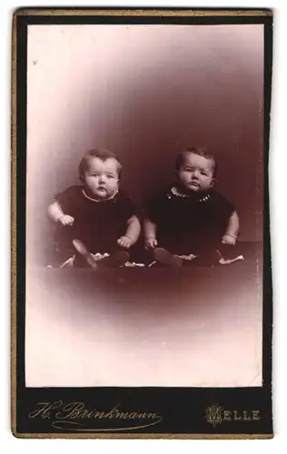 Fotografie H. Birnkmann, Melle, Portrait zwei niedliche Kleinkinder in modischer Kleidung