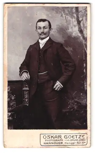 Fotografie Oskar Goetze, Hannover, Heilige-Strasse 3, Portrait junger Herr im Anzug mit Krawatte