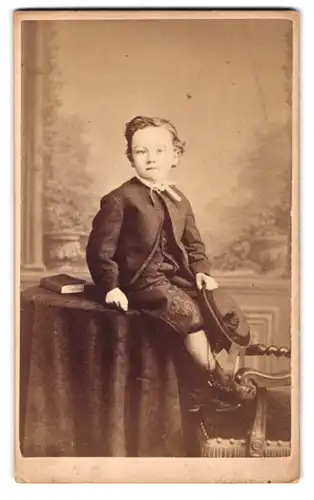 Fotografie Alexander J. Grossmann, Dover, Portrait kleiner Junge in hübscher Kleidung