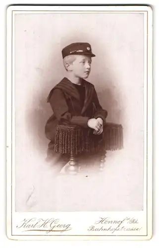 Fotografie Karl H. Georg, Honnef a /Rhein, Portrait kleiner Junge im Matrosenhemd mit Schirmmütze