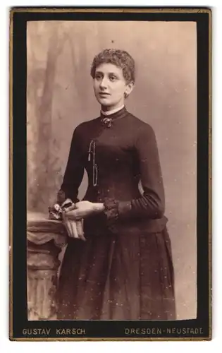 Fotografie Gustav Karsch, Dresden, Grosse Meissenerstrasse 17, Portrait junge Dame in modischer Kleidung