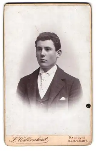 Fotografie Fritz Walkenhorst, Hannover, Ihmebrückstrasse 2, Portrait junger Mann im Anzug mit Krawatte