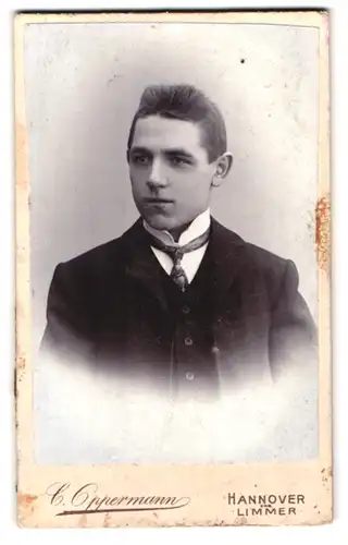 Fotografie C. Oppermann, Hannover Engelbostelerdamm 4, Portrait junger Mann im Anzug mit Krawatte