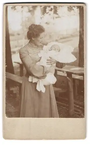 Fotografie unbekannter Fotograf und Ort, Portrait bürgerliche Dame mit Baby auf dem Arm