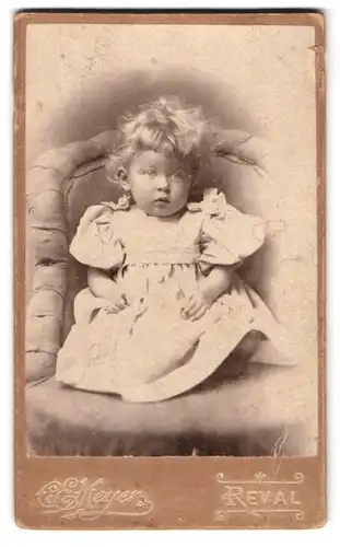 Fotografie C. E. Meyer, Reval, Portrait niedliches Kleinkind im hübschen Kleid